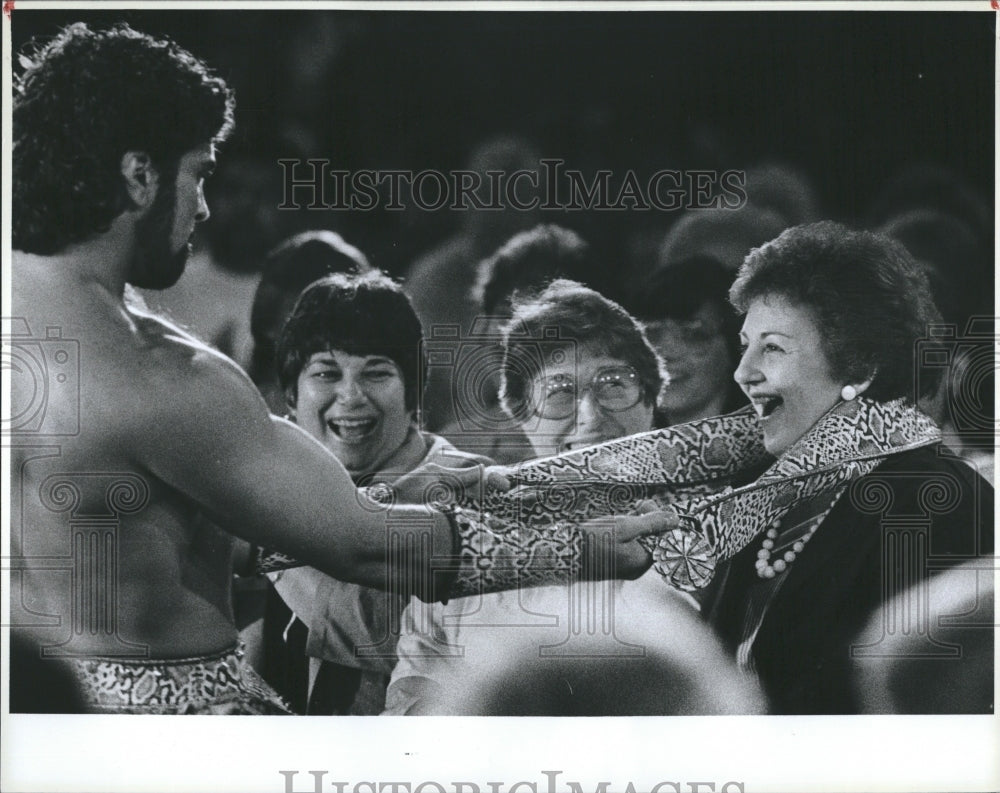 Press Photo Women Reacts to a Man Stripping. - Historic Images