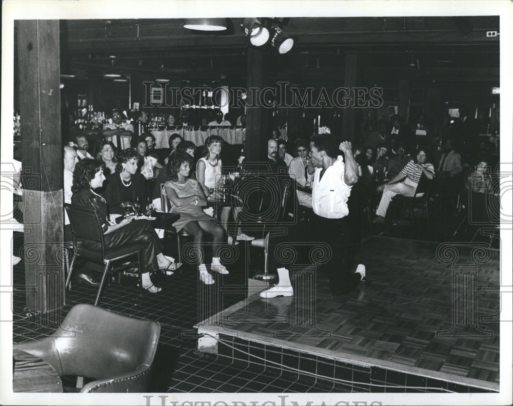 Press Photo Jones Carlton as he performed - Historic Images