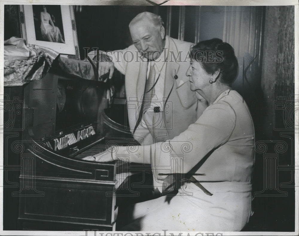 1935 Mr. &amp;Mrs. Robert Oakman in their home - Historic Images