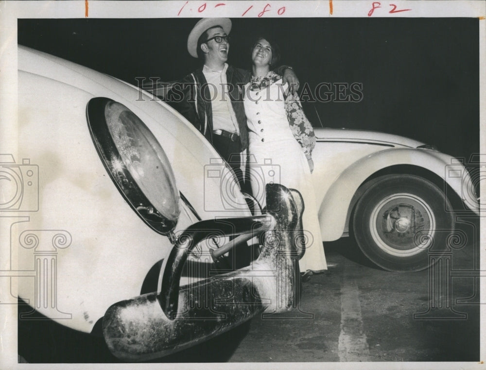 1970 Doug Redd and JoAnn Bonnell Singing - Historic Images