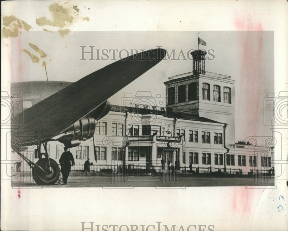 1954 Marguerite Higgins Photographs the Kiev Air Terminal - Historic Images