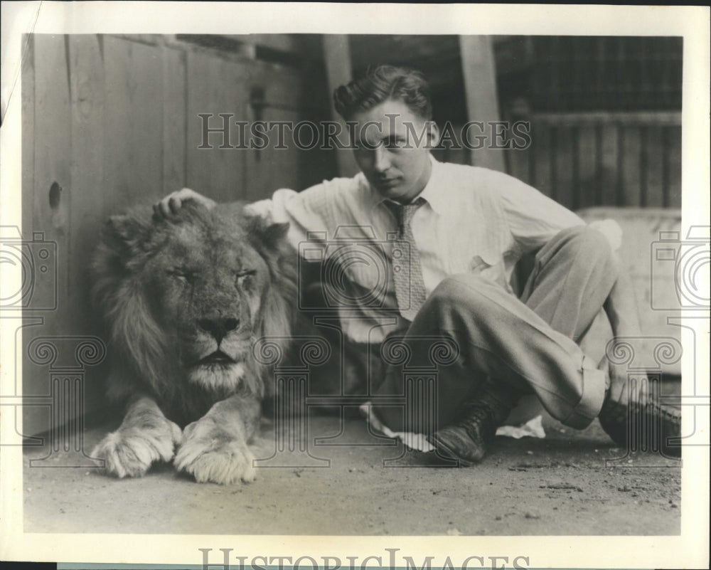 1962 lion tamer and author Leslie Turner While - Historic Images