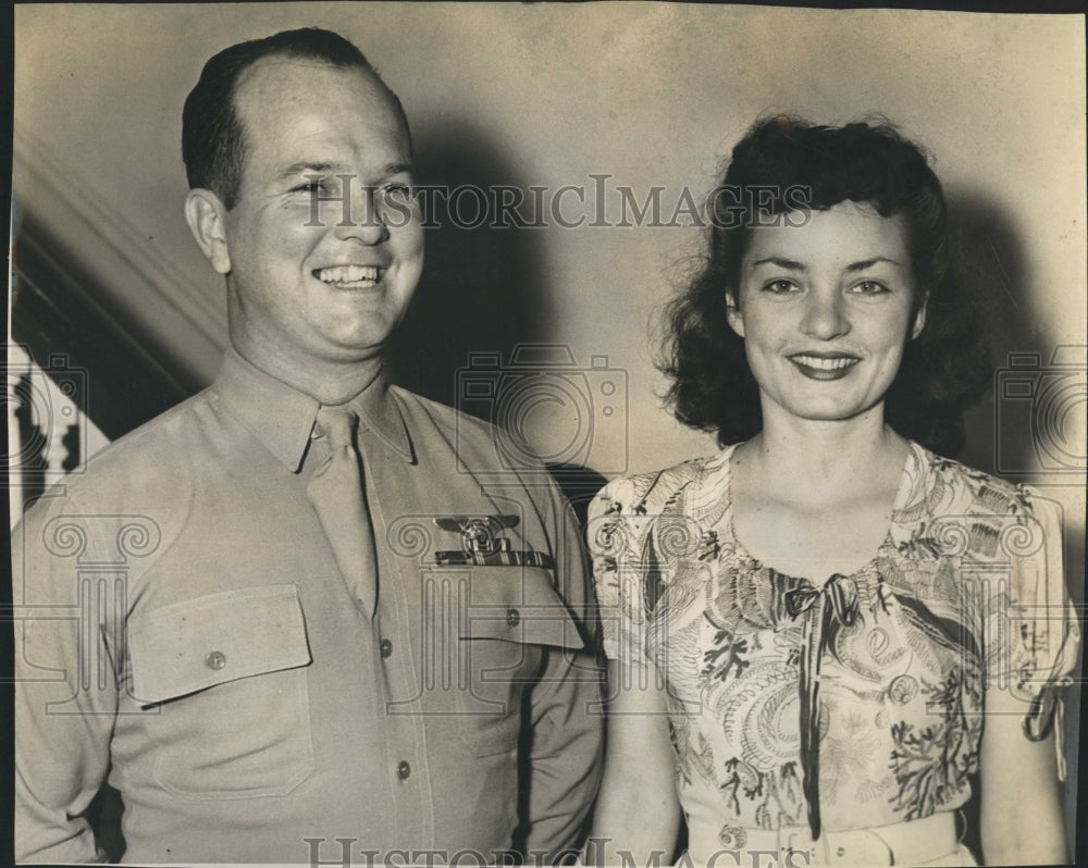 1944 Edna Rowe and her fiance Sgt. Arthur Whitlock - Historic Images