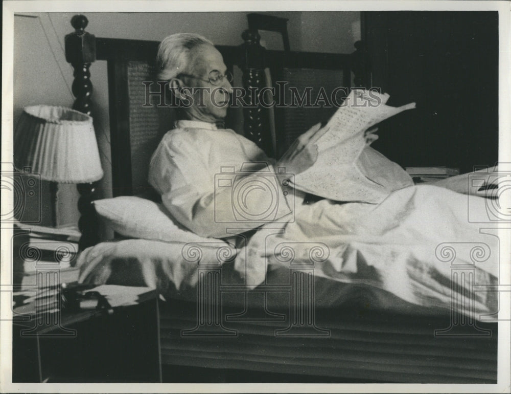 Press Photo Indian President Sarvapalli Radhakrishnan in bed at his palace - Historic Images