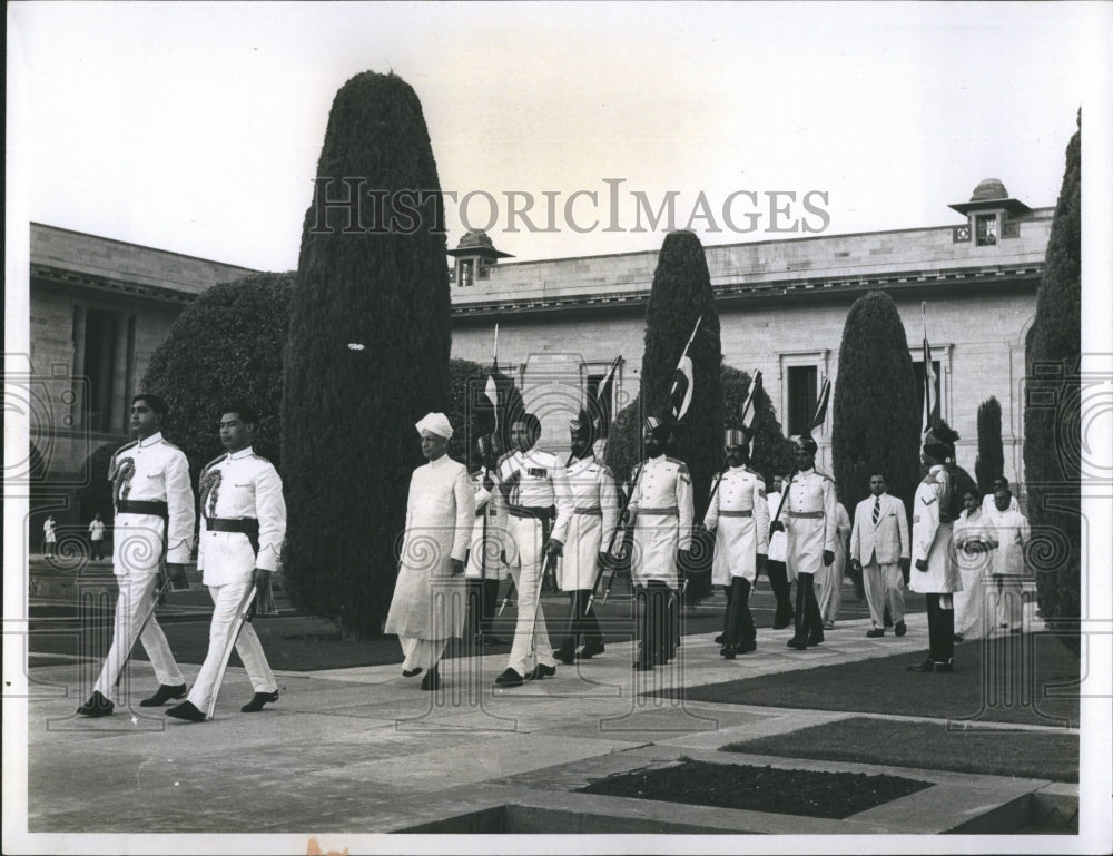 Press Photo India's President Sarvepalli Radhakrishnan in palace garden - Historic Images