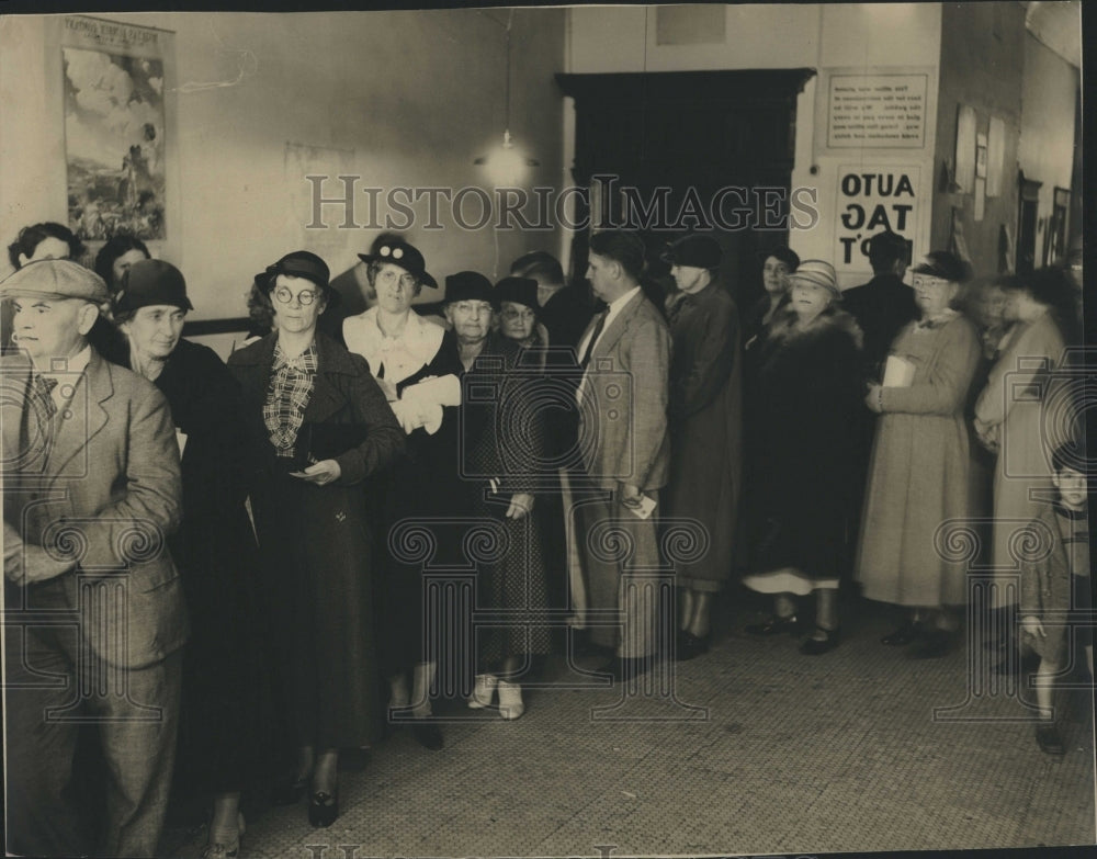 Press Photo Taxpayers In Tax Collectors Office - Historic Images