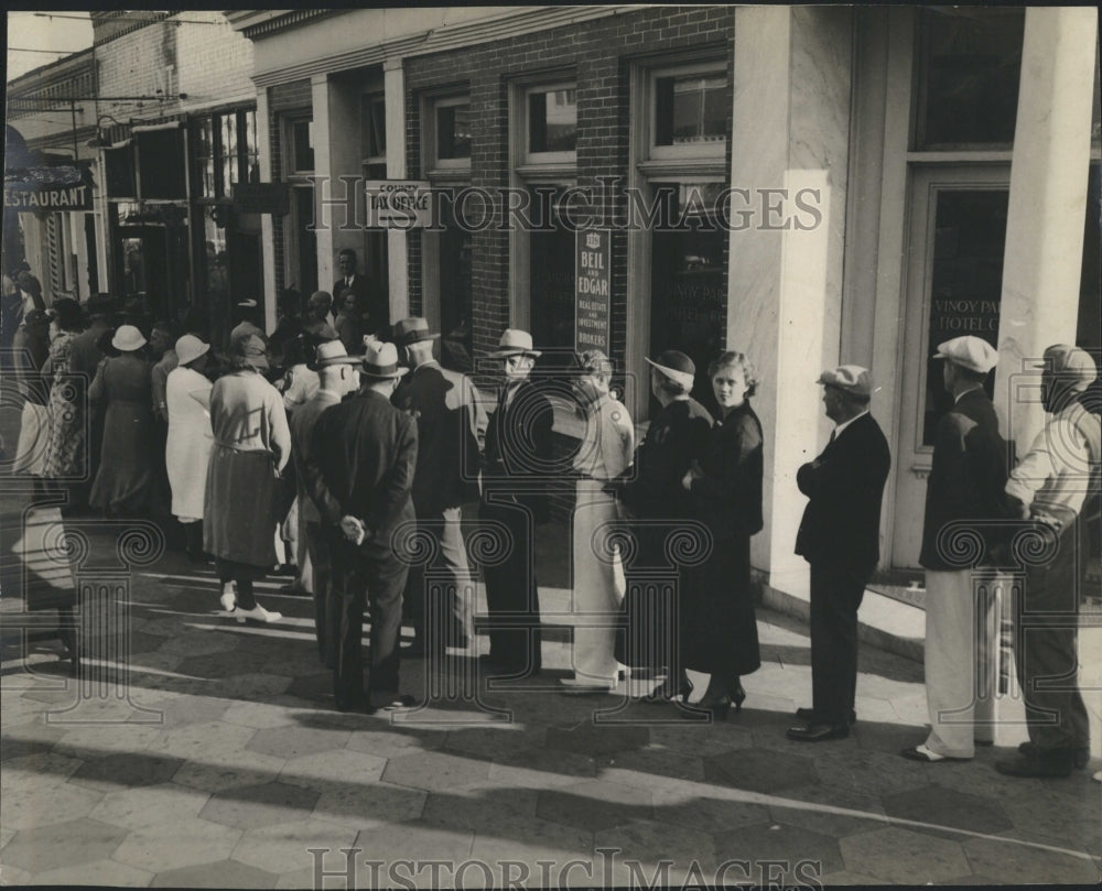 Press Photo People Waiting in Line at License Bureau - Historic Images