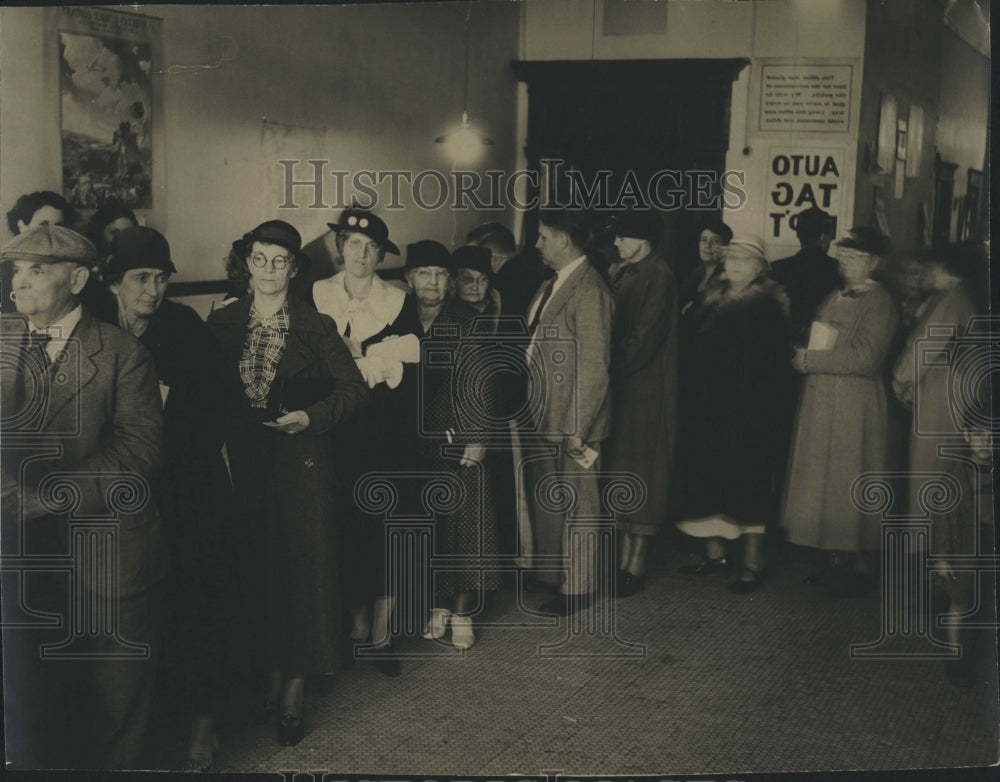 Press Photo Taxpayers in Tax Collectors Office - Historic Images