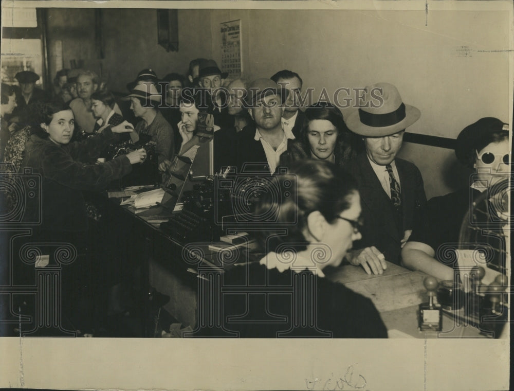 Press Photo Rush of Taxpayers at tax collection office - Historic Images