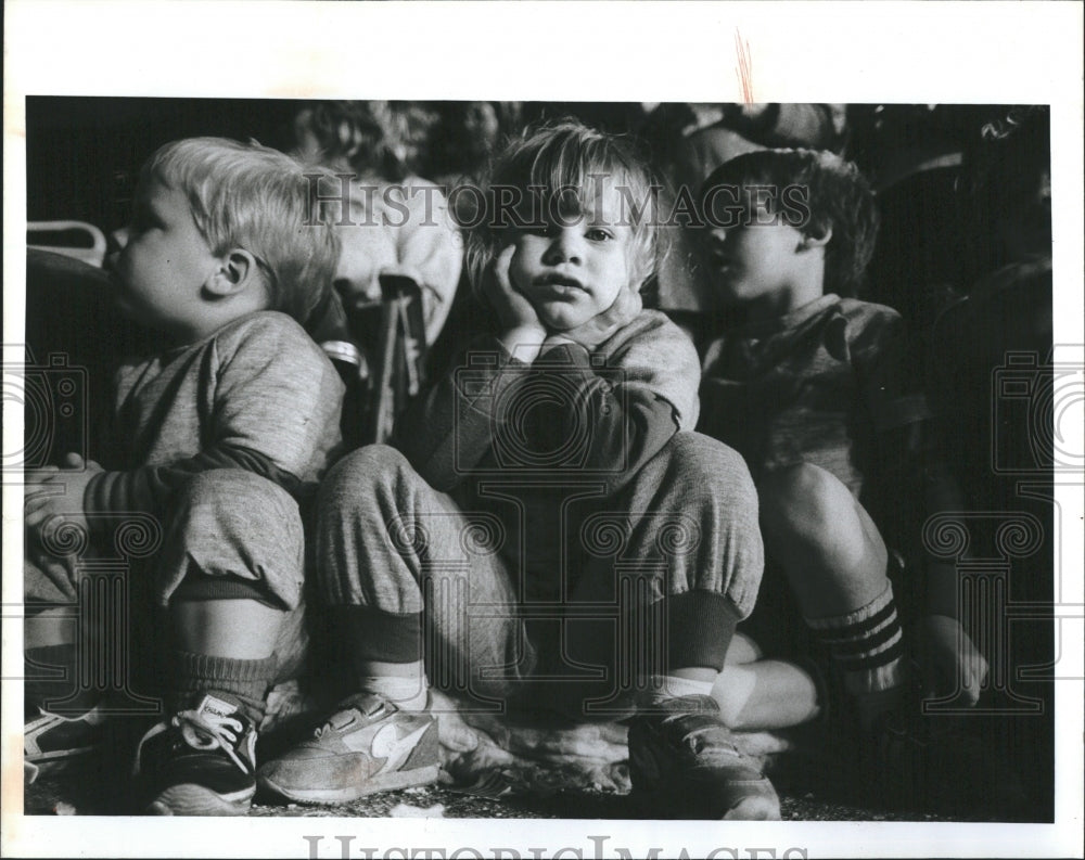 1985 kids watching the Night Parade of the Festival of States - Historic Images