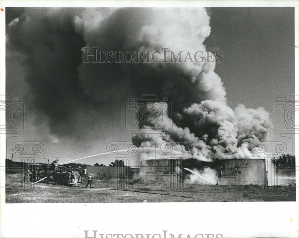 1986 firemen battling blaze at Jones Chemical, Inc. in Florida - Historic Images