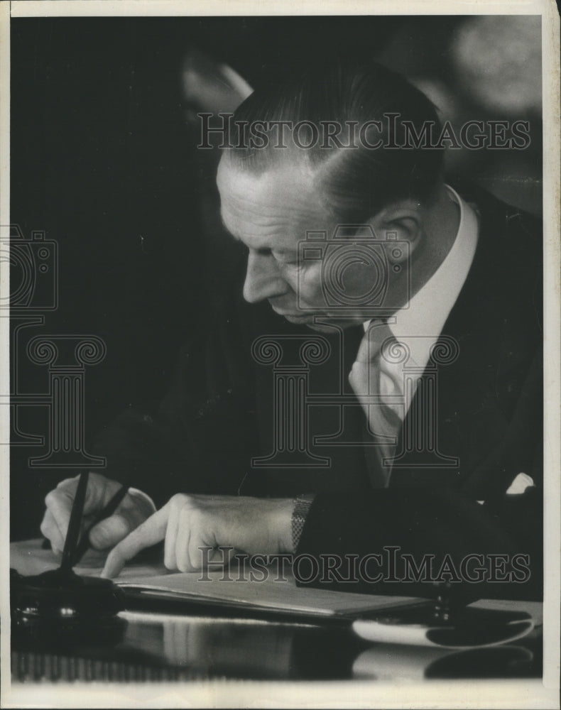 1949 Gustav Rasmussen Signs Denmark North Atlantic Treaty NATO - Historic Images