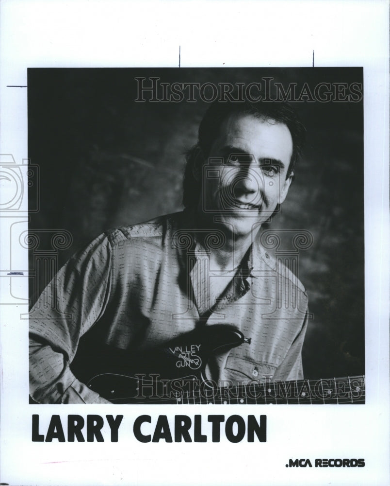 1987 Press Photo Larry Carlton Musician Jazz Rock Guitarist Posing with Guitar - Historic Images