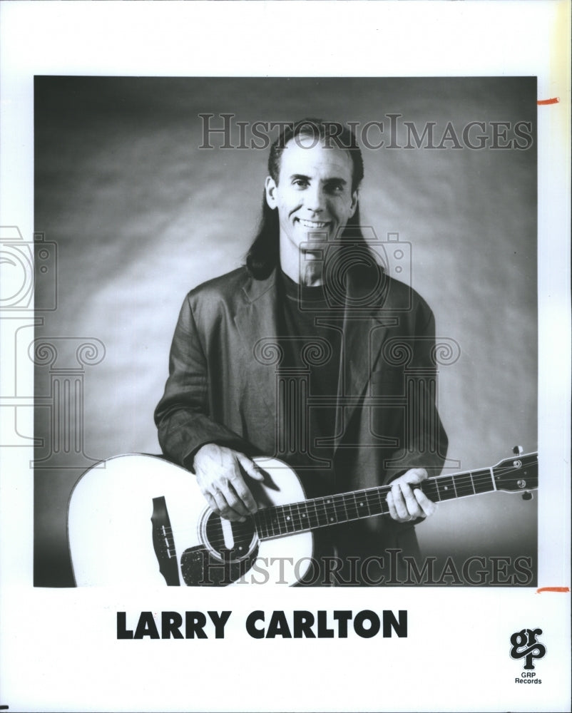 1992 Press Photo Larry Carlton Poses with Guitar Jazz Rock Musician - Historic Images