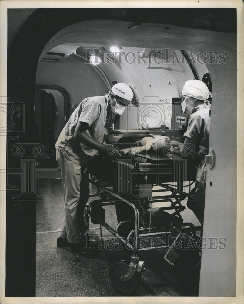 1989 Press Photo Blue babies with his x-ray Fluoroscopic system. - Historic Images