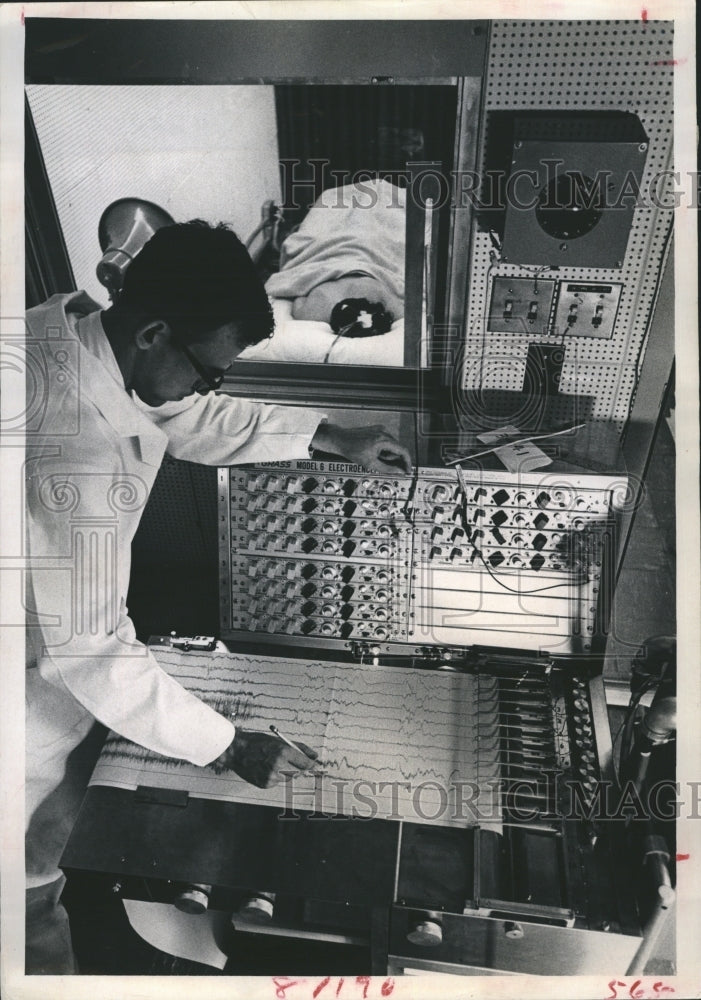 1967 Volunteer Sleeper Brain Waves Monitored. - Historic Images