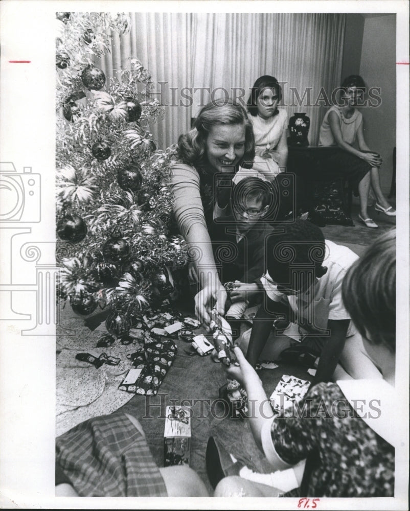 1966 Pinellas Visual Aid Society Christmas Party Mrs DB Borden - Historic Images