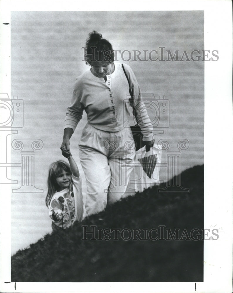 1987 Press Photo Lacey Rivers, Kathy Jefferis leave mall after shopping trip - Historic Images