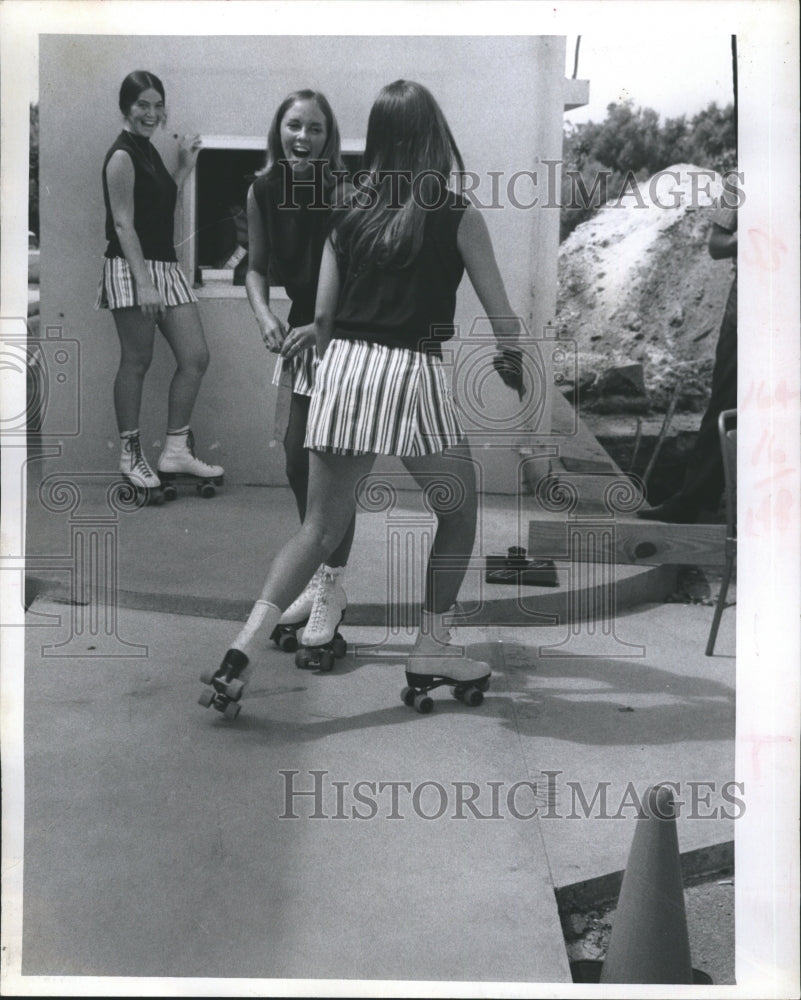 1971 Deposit girls on skates, Second National Bank - Historic Images