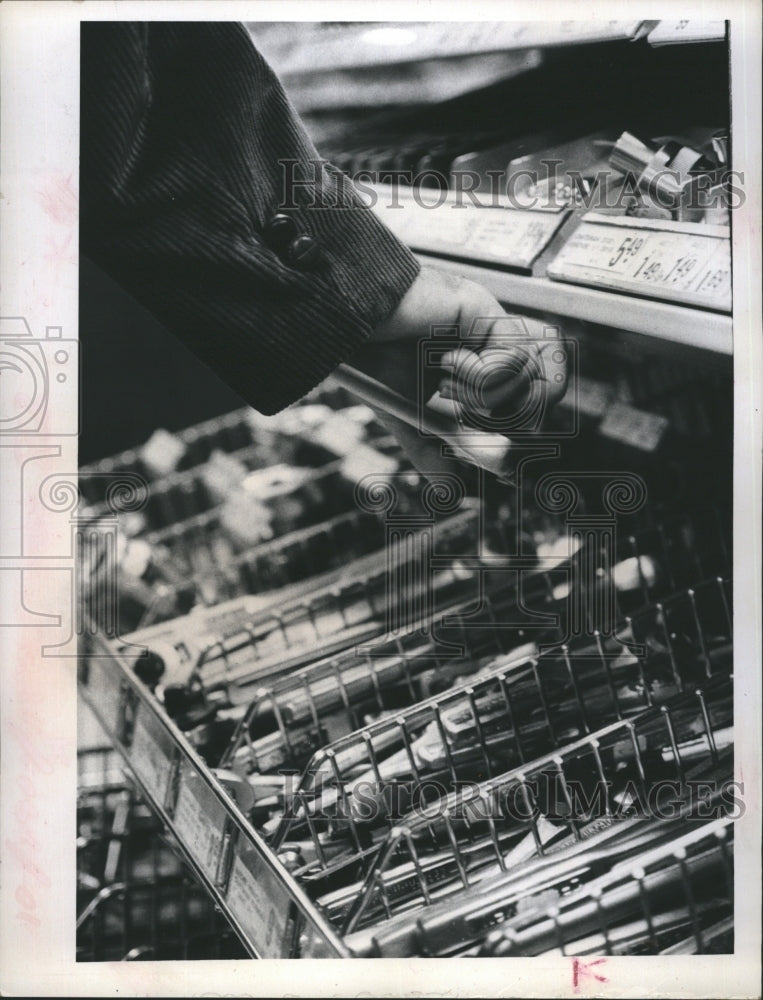 1971 Times reporter spent an hour photographing shoplifting. - Historic Images