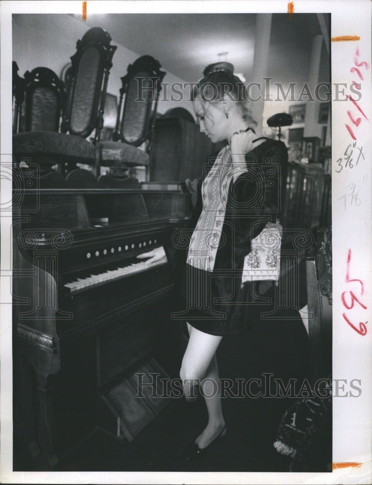 1963 Linda Rabe Tests Out And Plays Piano Organ While Shopping - Historic Images