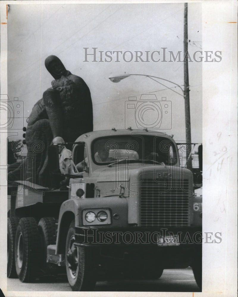 Press Photo Ivan Mestrovic Sculpture Moving Truck - Historic Images