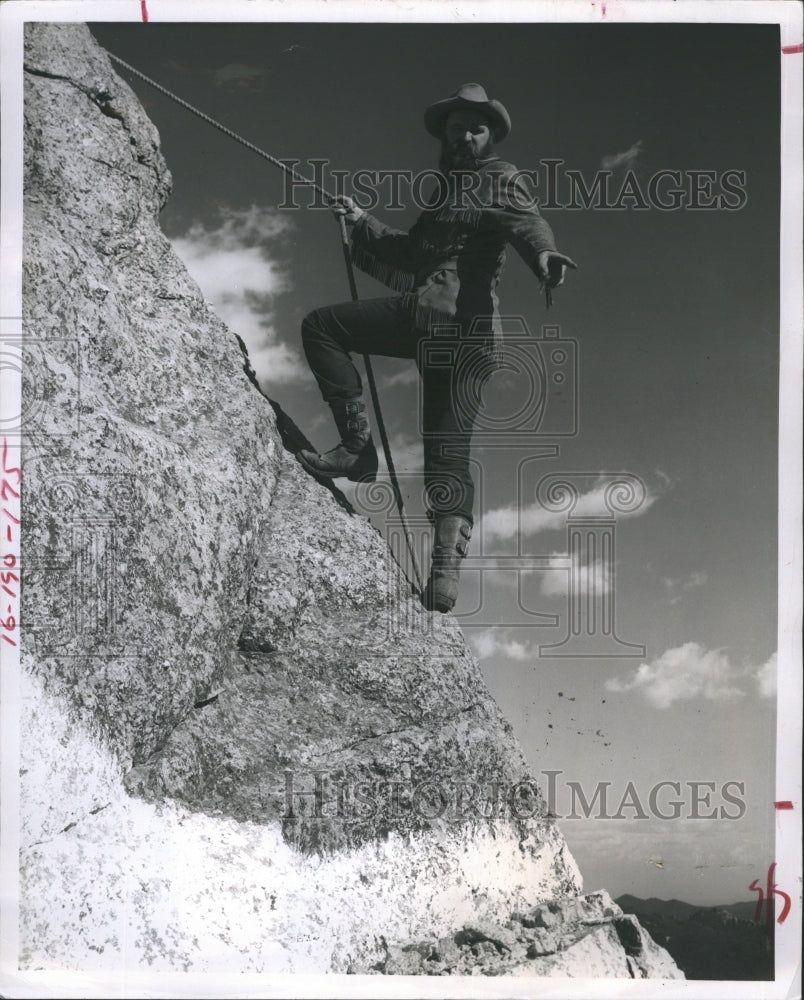 1973 Sculptor Korezak Ziolkowski climbing the Thurderhead Mountain. - Historic Images