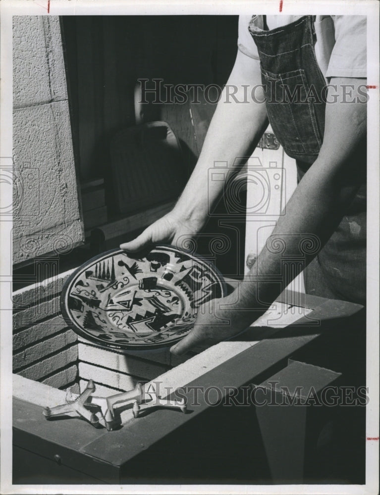 Press Photo Decorative Plate. - Historic Images