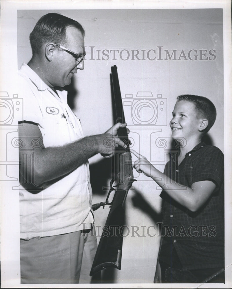 Press Photo Bob Olmstead David Simmons Firearms Collectors Association - Historic Images