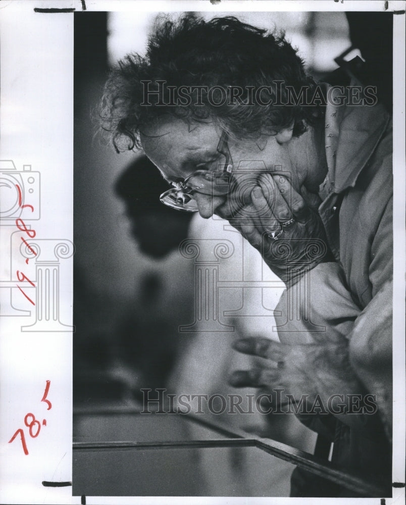 1982 Elsie Ross Looking At Sea Shells 35th Annual Shell Show - Historic Images