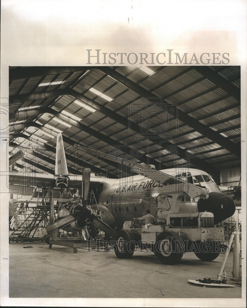 1964 U.S Air force plane at the Fairchild-Hiller plant for cleaning - Historic Images