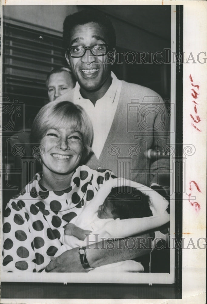 1961 Sammy Davis Mai Britt Baby Child - Historic Images