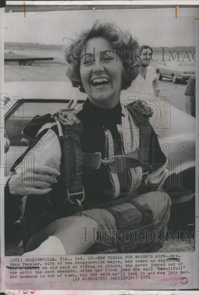 1971 Mrs. Hans Tanzler Wife Of Jacksonville Mayor Goes Skydiving - Historic Images