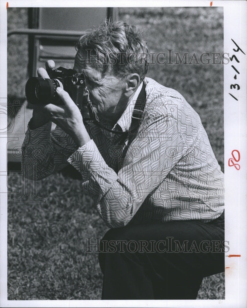 1981 Eugene Taube taking pictures. - Historic Images