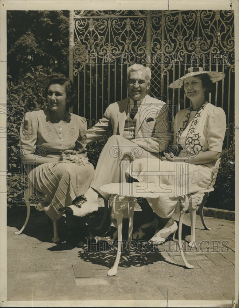 Press Photo Paul V.McNutt Governor of Indiana with wife and daughter. - Historic Images