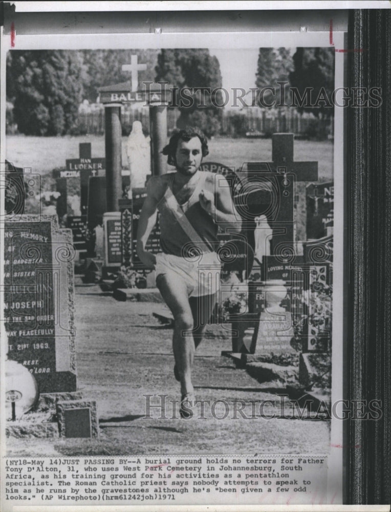 1971 Father Tony D&#39;Alton Trains For Pentathlon At West Park Cemetery - Historic Images