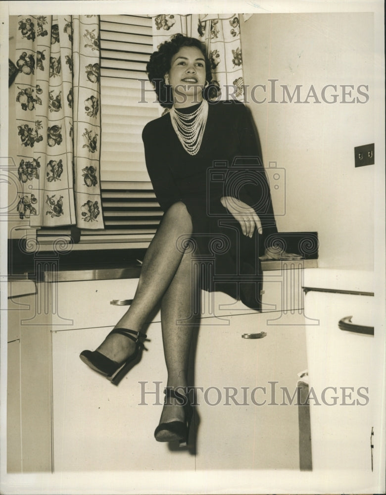 1948 Mrs. Mattie Carrie Faulkner sits in her New York apartment sues - Historic Images