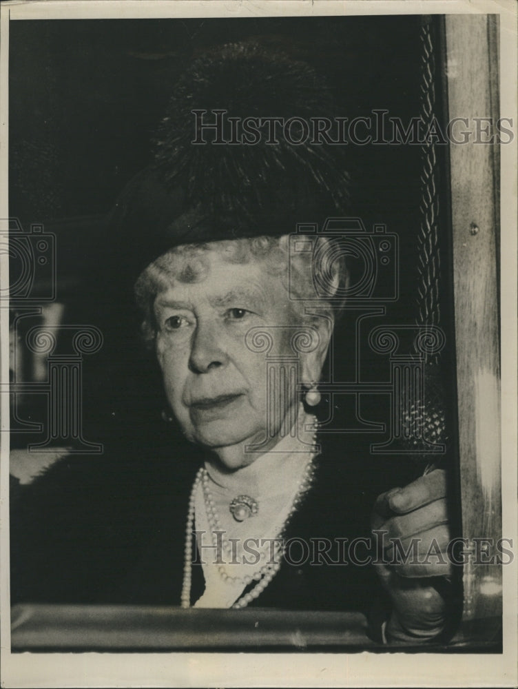 1953 Britains Queen Mary lingering illness - Historic Images