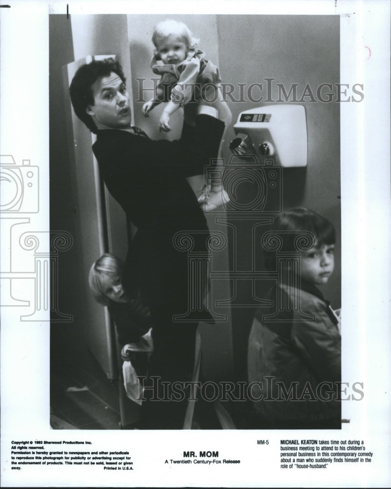 1983 Michael Keaton in a scene from "Mr. Mom" - Historic Images