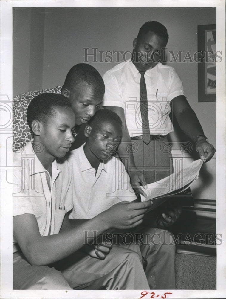 Press Photo An african-american family. - Historic Images