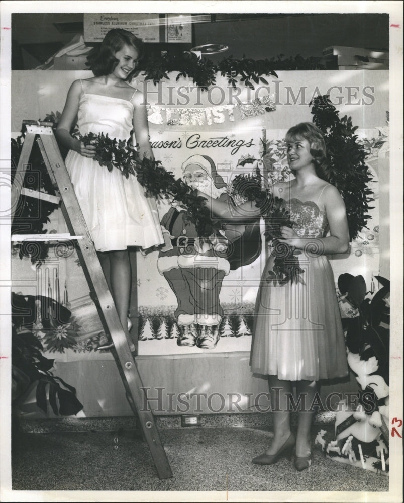 1961 Lauri Fischer Christmas decorating St. Petersburg beach - Historic Images