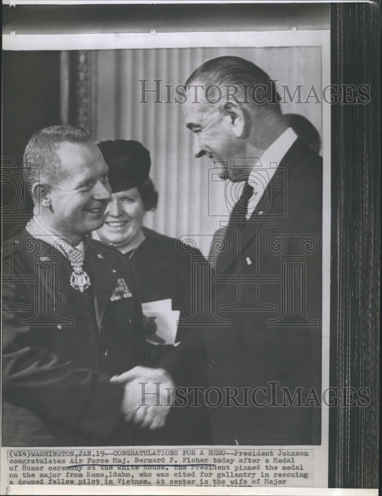 Press Photo Pres. Johnson Air Force Maj. Bernard F. Fisher - Historic Images