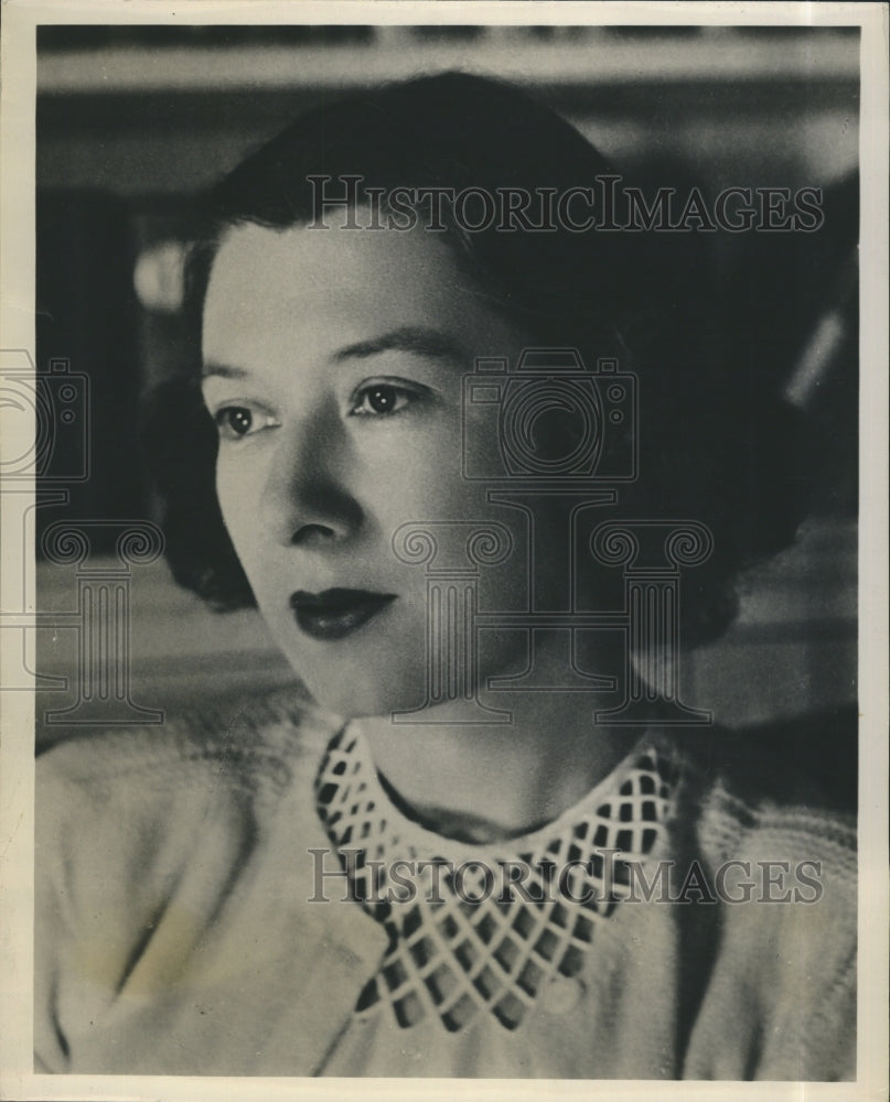 Press Photo Gwen Davenport Author of &quot;Family Fortunes&quot; - Historic Images