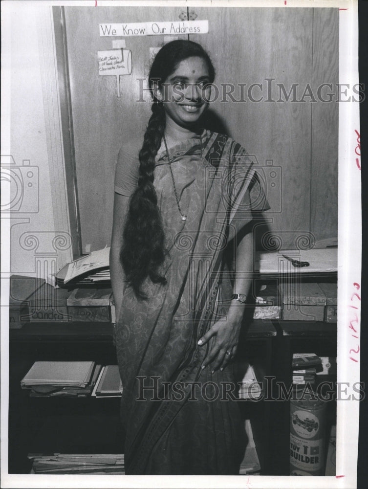 Press Photo An Indian lady in a sari - Historic Images