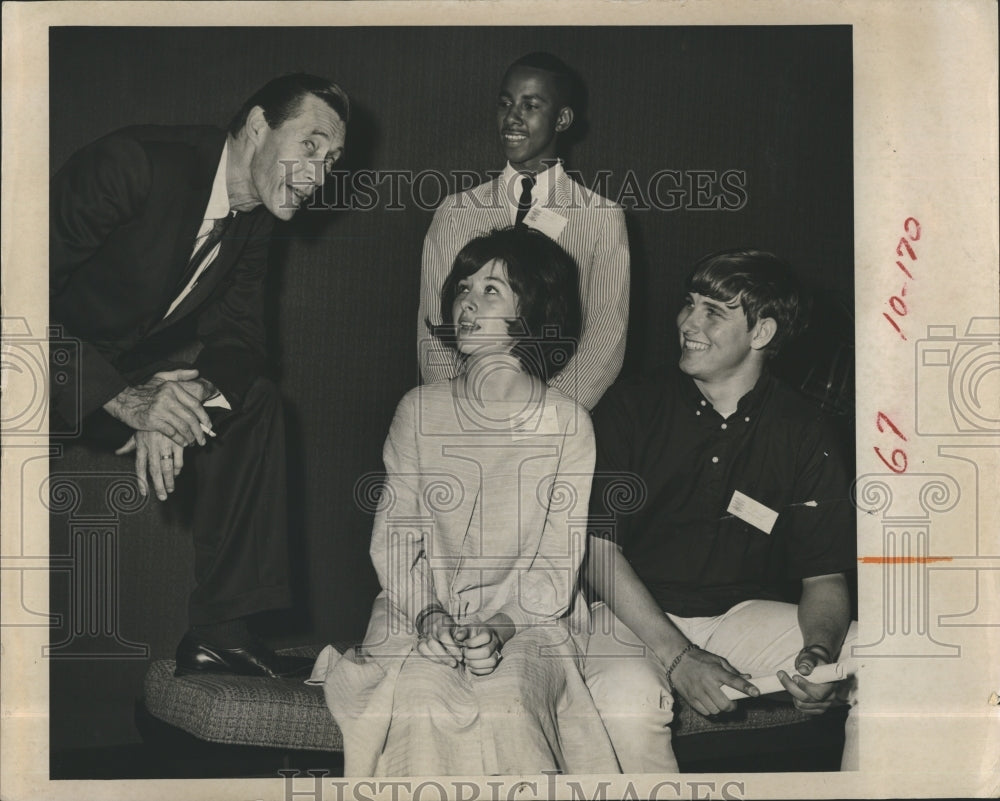 1967 John Carradine Students From Manatee Junior College - Historic Images