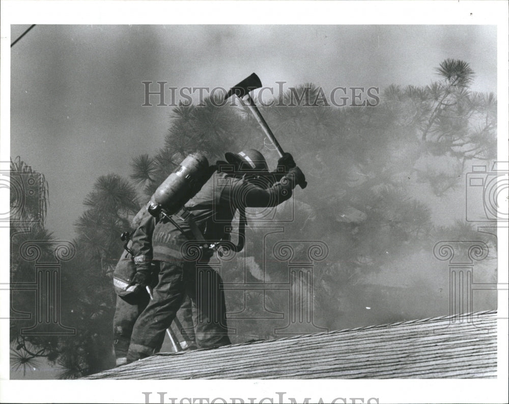 1987 Press Photo Firefighter Roof Ax St. Petersburg Fire - Historic Images