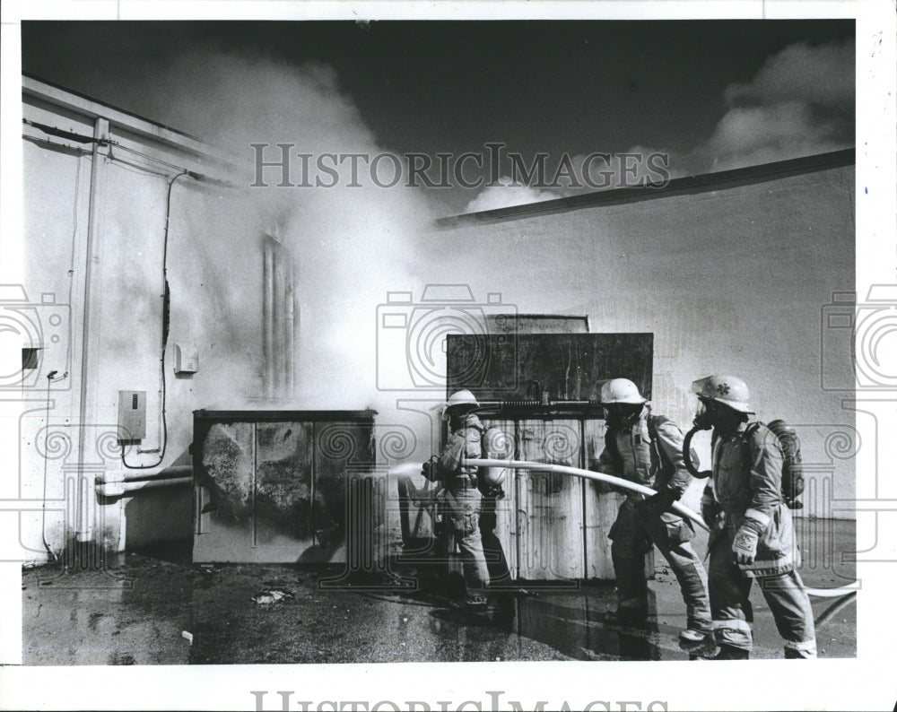 1987 Press Photo St. Petersburg firefighters douse dumpster fire McCrory&#39;s Store - Historic Images