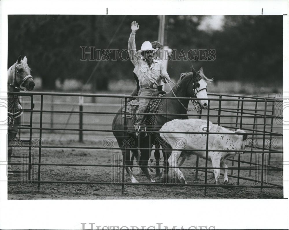 1990 Press Photo A cowboy in team penning exercise at rodeo - Historic Images