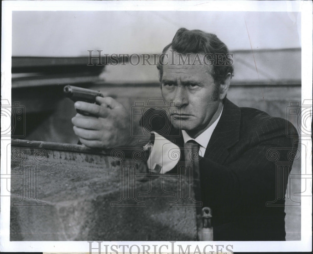  Man Shooting Gun Television Actor - Historic Images