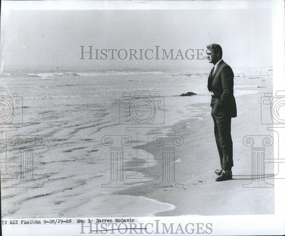 1969 Actor Darren McGavin on a beach - Historic Images